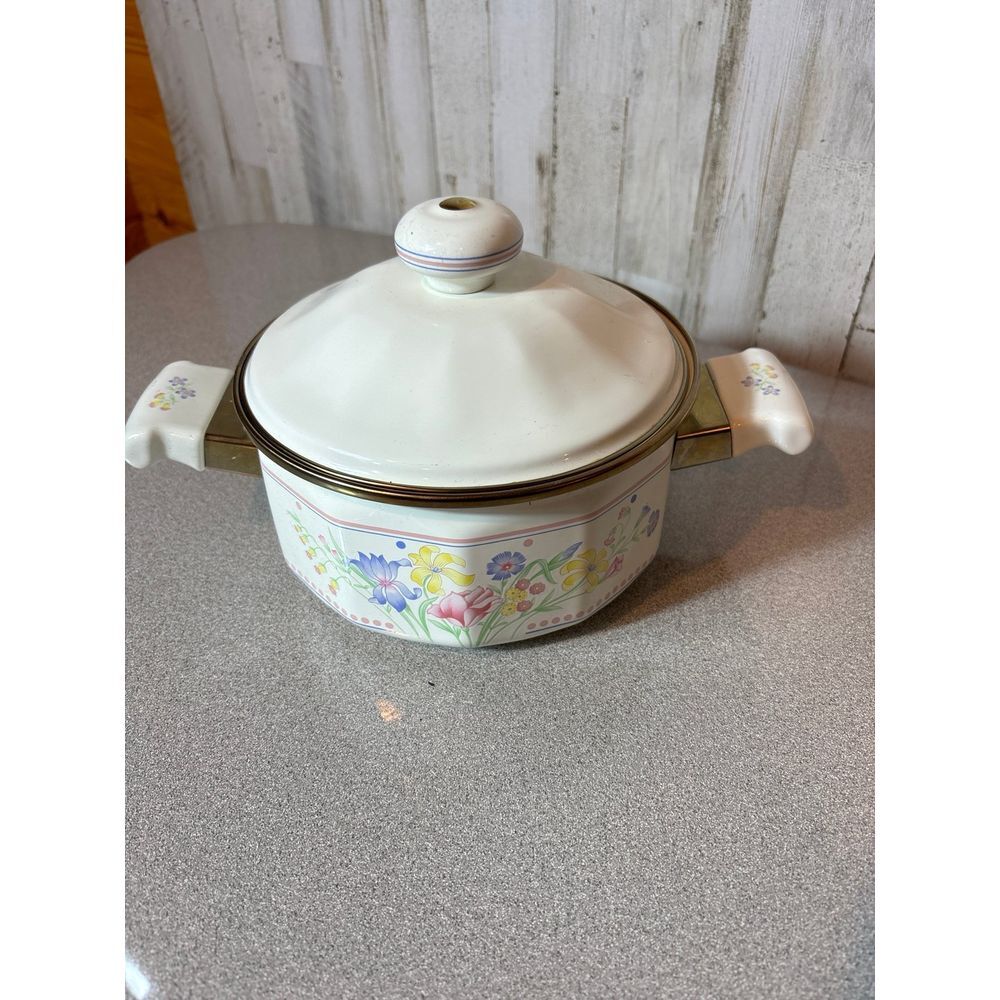 Victorian Flowers  1.5‎ Quart Metal Covered Saucepan with lid